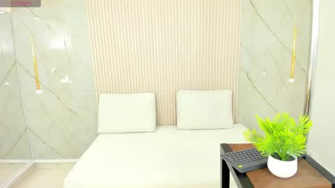 luminous__queen online show from February 2025 07:35:02 PM