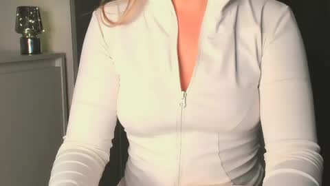 Snapshot of luna1vibe chatting on June 2026 06:03:01 AM luna1vibe online show from June 2026 06:03:01 AM
