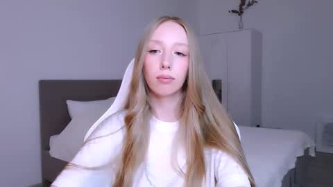 Luna online show from November 2025 07:57:02 PM