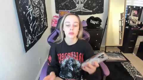 Luna online show from December 2025 08:13:01 PM