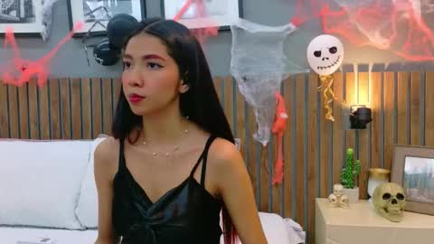 LUNA  online show from October 2025 01:51:02 PM