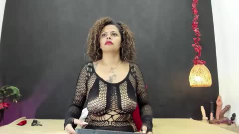 Luna online show from November 2025 11:07:02 PM