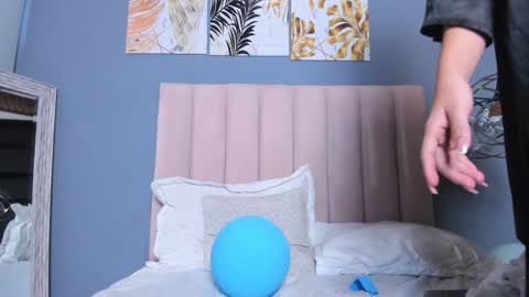 Luna  online show from December 2024 02:54:02 PM