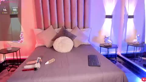 lunaa_moonn online show from June 2026 07:59:02 PM
