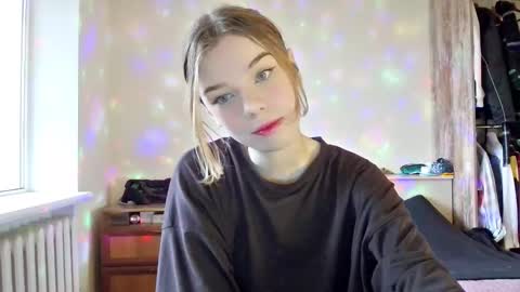 lunaastar_ online show from December 2024 12:05:01 PM