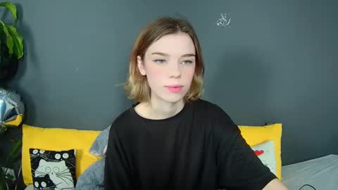 lunaastar_ online show from December 2024 01:17:01 PM