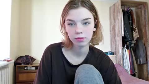 lunaastar_ online show from December 2024 12:33:02 PM