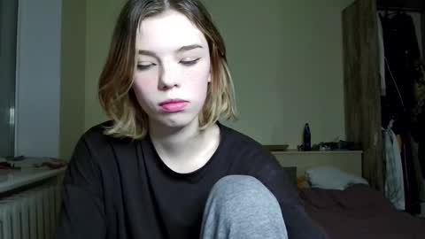 lunaastar_ online show from December 2024 04:09:01 PM