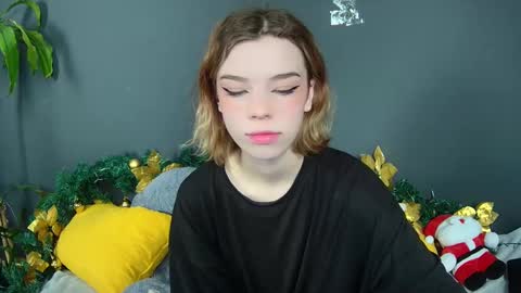 lunaastar_ online show from December 2024 10:49:01 AM