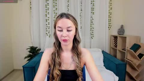 lunacurly_ online show from December 2025 11:49:02 AM