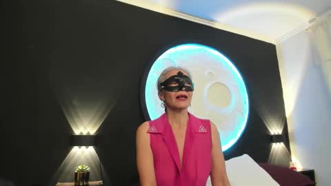 lunamisteriosa_ online show from October 2025 11:09:01 AM