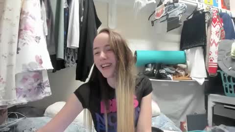 lunapixie2020 online show from December 2024 07:05:02 AM