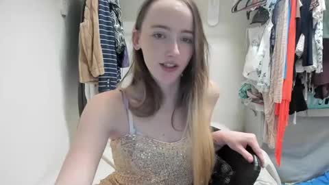 lunapixie2020 online show from December 2024 02:36:02 AM