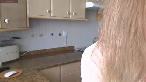 Snapshot of lunary_mix chatting on September 2025 10:31:01 AM  Luna online show from September 2025 10:31:01 AM