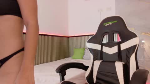 lunataylorr online show from October 2025 12:06:01 PM