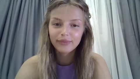 Luna  online show from September 2025 06:52:02 PM