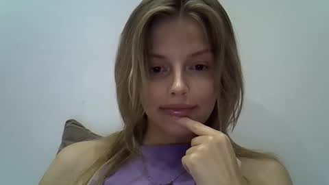 Luna  online show from September 2025 08:12:02 PM