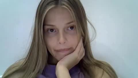 Luna  online show from October 2025 06:18:02 PM