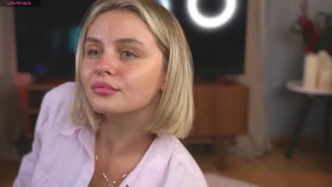 Snapshot of lunea_evienne_ chatting on May 2026 08:09:02 AM Evi online show from May 2026 08:09:02 AM