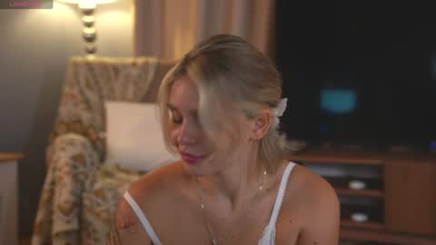 Snapshot of lunea_evienne_ chatting on May 2026 08:08:01 AM Evi online show from May 2026 08:08:01 AM