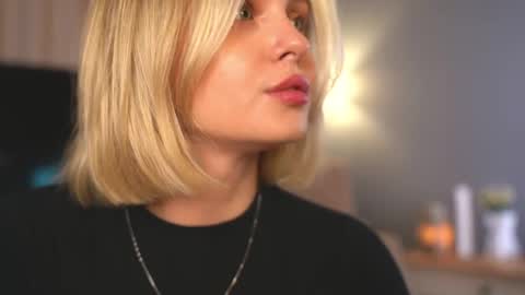Snapshot of lunea_evienne_ chatting on May 2026 08:19:01 AM Evi online show from May 2026 08:19:01 AM