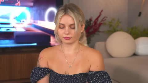 Snapshot of lunea_evienne_ chatting on May 2026 08:11:02 AM Evi online show from May 2026 08:11:02 AM