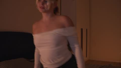 Snapshot of lunea_evienne_ chatting on June 2026 06:12:01 PM Evi online show from June 2026 06:12:01 PM