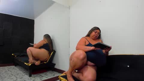 Snapshot of lynn_and_esteban chatting on November 2025 03:51:02 AM Lynn jonnes online show from November 2025 03:51:02 AM