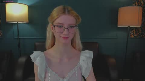 Snapshot of m1aforever chatting on April 2026 11:30:02 AM catch me on tue 10am-5pm wed 3am-10am fri 3am-5pm sat 10am-5pm sun 10am-5pm online show from April 2026 11:30:02 AM