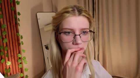 Snapshot of m1aforever chatting on April 2026 04:56:01 PM catch me on tue 10am-5pm wed 3am-10am fri 3am-5pm sat 10am-5pm sun 10am-5pm online show from April 2026 04:56:01 PM