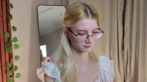 Snapshot of m1aforever chatting on April 2026 05:18:01 PM catch me on tue 10am-5pm wed 3am-10am fri 3am-5pm sat 10am-5pm sun 10am-5pm online show from April 2026 05:18:01 PM