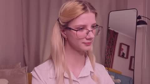 Snapshot of m1aforever chatting on May 2026 05:29:01 PM catch me on tue 10am-5pm wed 3am-10am fri 3am-5pm sat 10am-5pm sun 10am-5pm online show from May 2026 05:29:01 PM