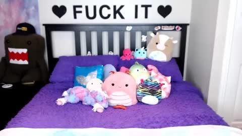 Mackenzie Wolfe online show from October 2025 04:51:02 AM