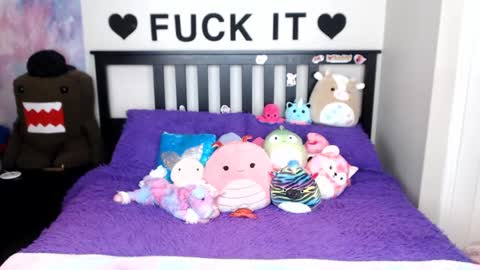 Mackenzie Wolfe online show from November 2025 04:58:02 AM