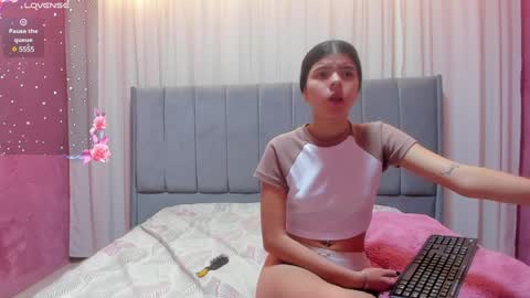 Maddy Please help me with your thumbs up its important online show from December 2024 08:26:02 PM