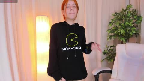 Maddy Please help me with your thumbs up its important online show from February 2025 07:44:02 AM