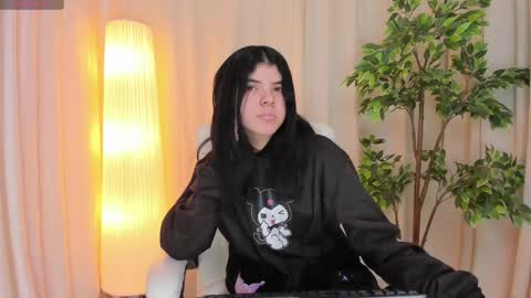 Maddy Please help me with your thumbs up its important online show from March 2025 07:14:02 AM