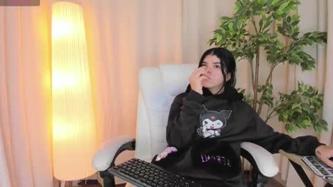 Maddy Please help me with your thumbs up its important online show from March 2025 10:20:02 AM