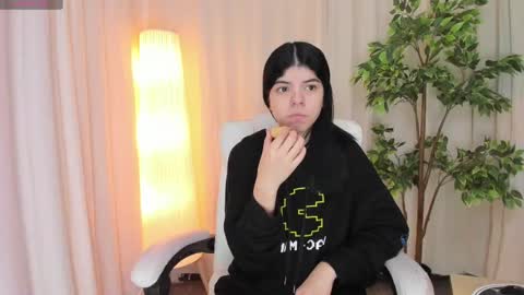 Maddy Please help me with your thumbs up its important online show from March 2025 04:24:02 AM