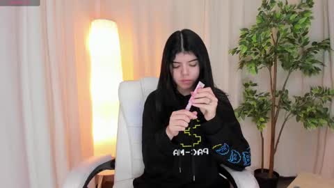 Maddy Please help me with your thumbs up its important online show from March 2025 04:32:01 AM