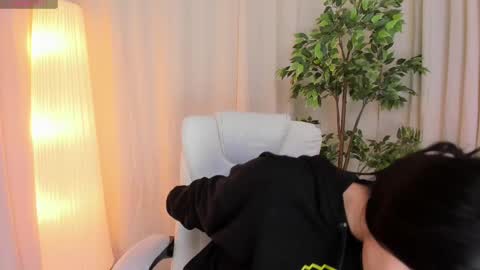 Maddy Please help me with your thumbs up its important online show from March 2025 07:37:02 AM