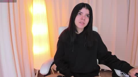 Maddy Please help me with your thumbs up its important online show from March 2025 05:02:01 AM