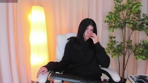 Maddy Please help me with your thumbs up its important online show from March 2025 08:08:01 AM