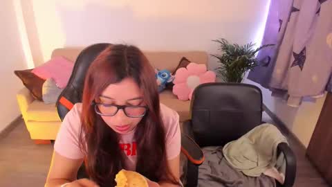 madelaine_taylor online show from November 2025 03:22:01 PM