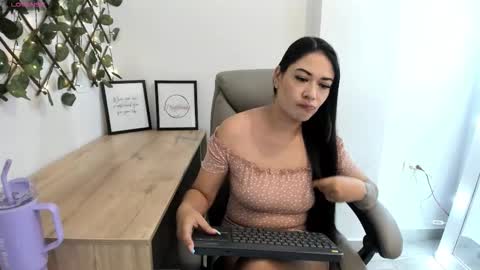 Snapshot of madeleine_w chatting on October 2025 12:22:02 AM Madeleine online show from October 2025 12:22:02 AM