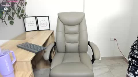 Snapshot of madeleine_w chatting on November 2025 12:46:02 AM Madeleine online show from November 2025 12:46:02 AM