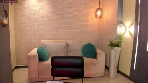 Maddi Collins online show from October 2025 07:48:02 PM