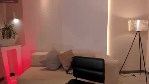 Maddi Collins online show from November 2025 07:25:02 PM