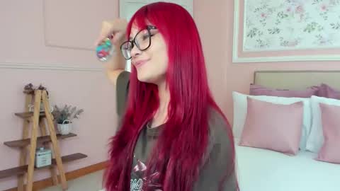 Mae Lyra online show from February 2026 07:01:02 PM