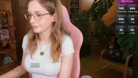 Nicole online show from October 2025 09:04:01 PM